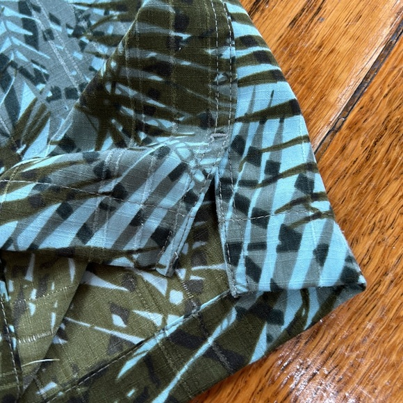 Van Heusen tropical men’s button front shirt. Size XL. Excellent condition. - Picture 3 of 7